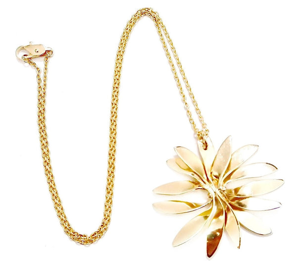 dainty necklace with metal flower pendant
